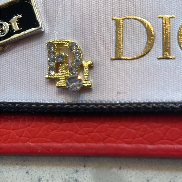 🎉🆕 Gorgeous Red 2” leather bracelet with designer flare - Picture 5 of 6